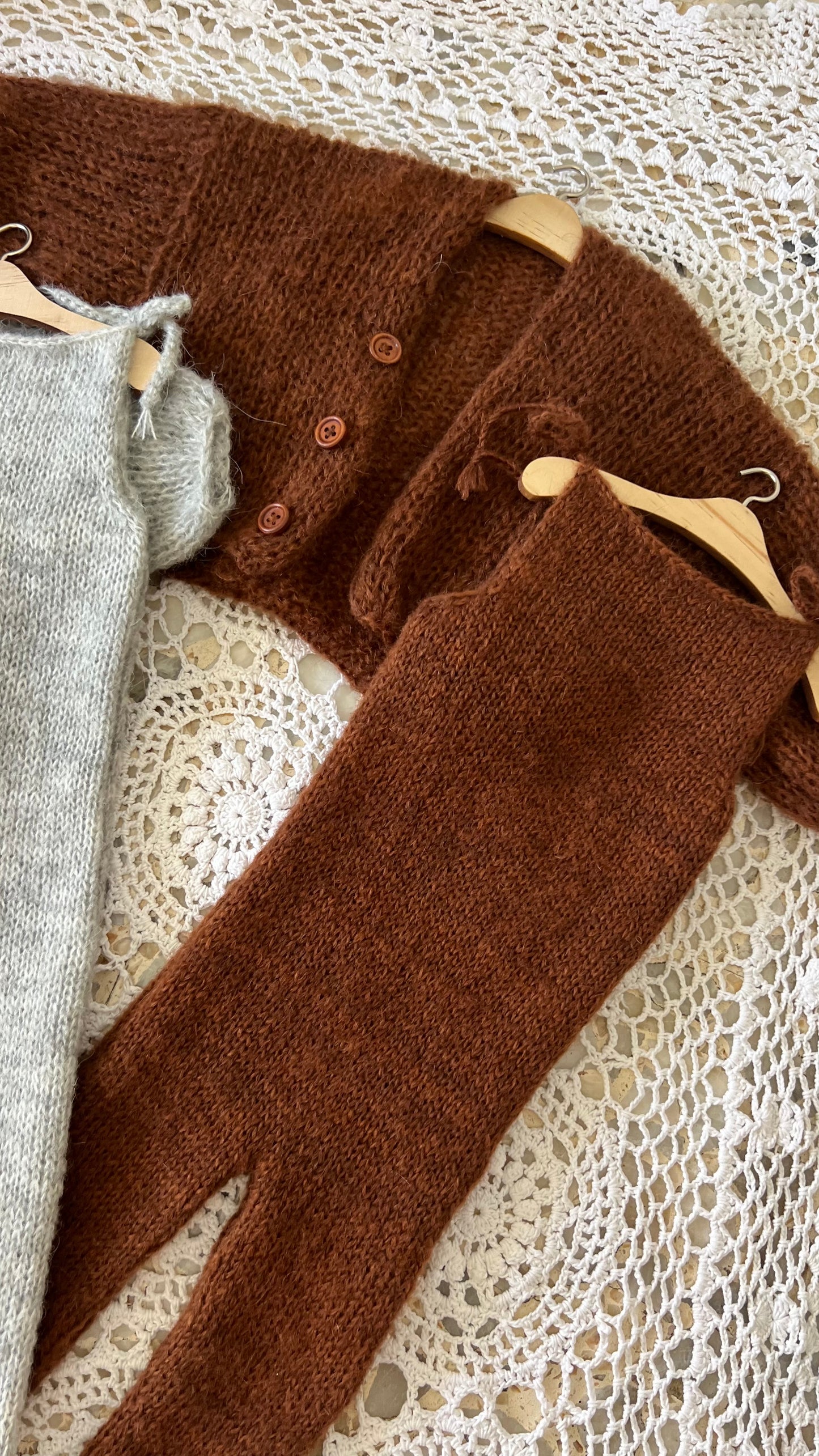 Cardigan et salopette marron rouille