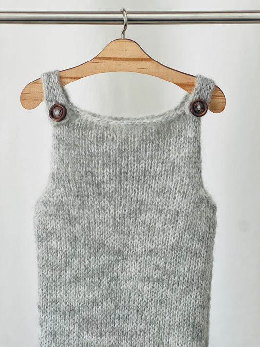 Cardigan et salopette gris doux