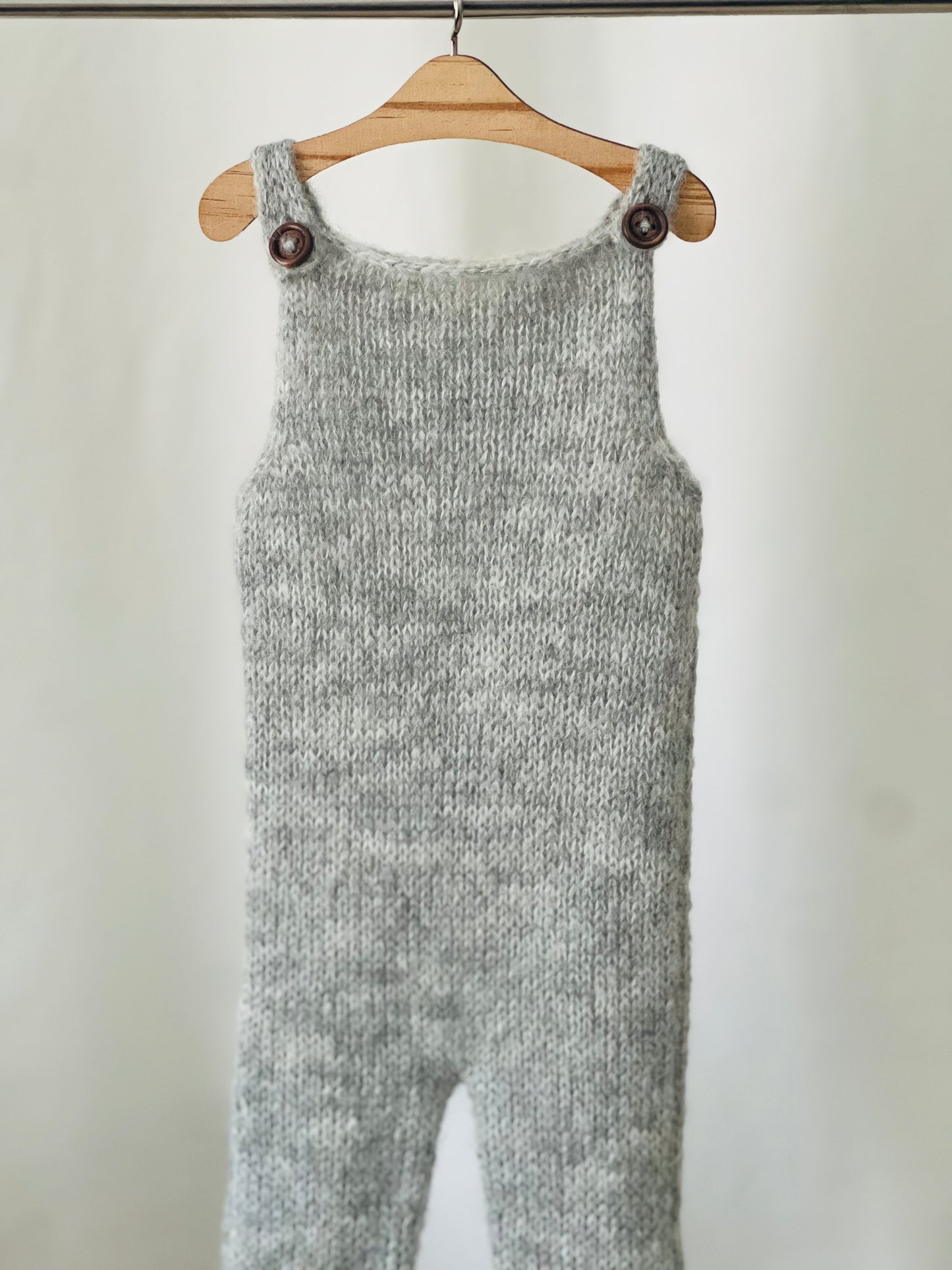 Cardigan et salopette gris doux